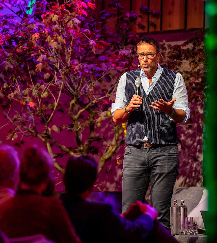 meesterindetuin's tweet image. Ieder jaar start het event met een inspirerende opening door een veelgevraagd spreker. In 2018 was het Arko van Brakel die de bezoekers op een energieke manier wakker schudde vlak voordat iedereen de beursvloer betrad. Welke spreker zullen wij dit jaar uitnodigen?