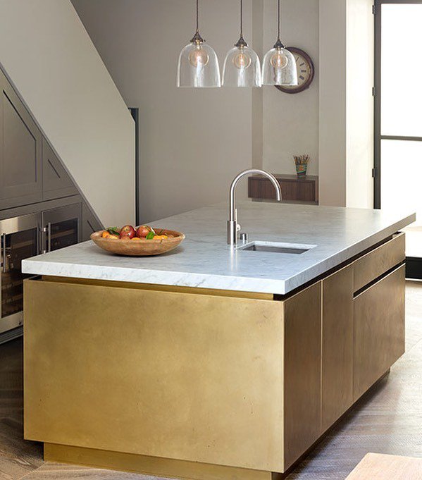 Our beautiful, unique Brass wrap is the perfect material for this sleek Urbo island. It brings a sense of discreet luxury to this basement kitchen. #metallickitchen #metalfinishes #brassfinish #brasskitchen #kitchenisland #kitchenislands #roundhousedesig… ift.tt/2lCbKgH