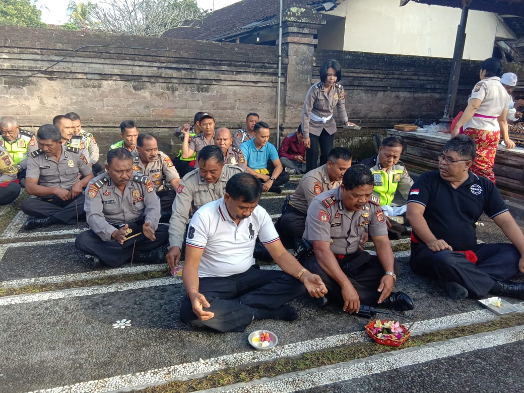 PolsekUbud's tweet photo. Penguatan iman dan spiritual personil Polsek Ubud dalam mendukung Zone Integritas mewujudkan wilayah bebas korupsi dan wilayah birokrasi bersih melayani Polres Gianyar Polda Bali dengan persembahyangan dipura Batur Sari Peliatan Ubud Bali. https://t.co/UHctUlkTnm