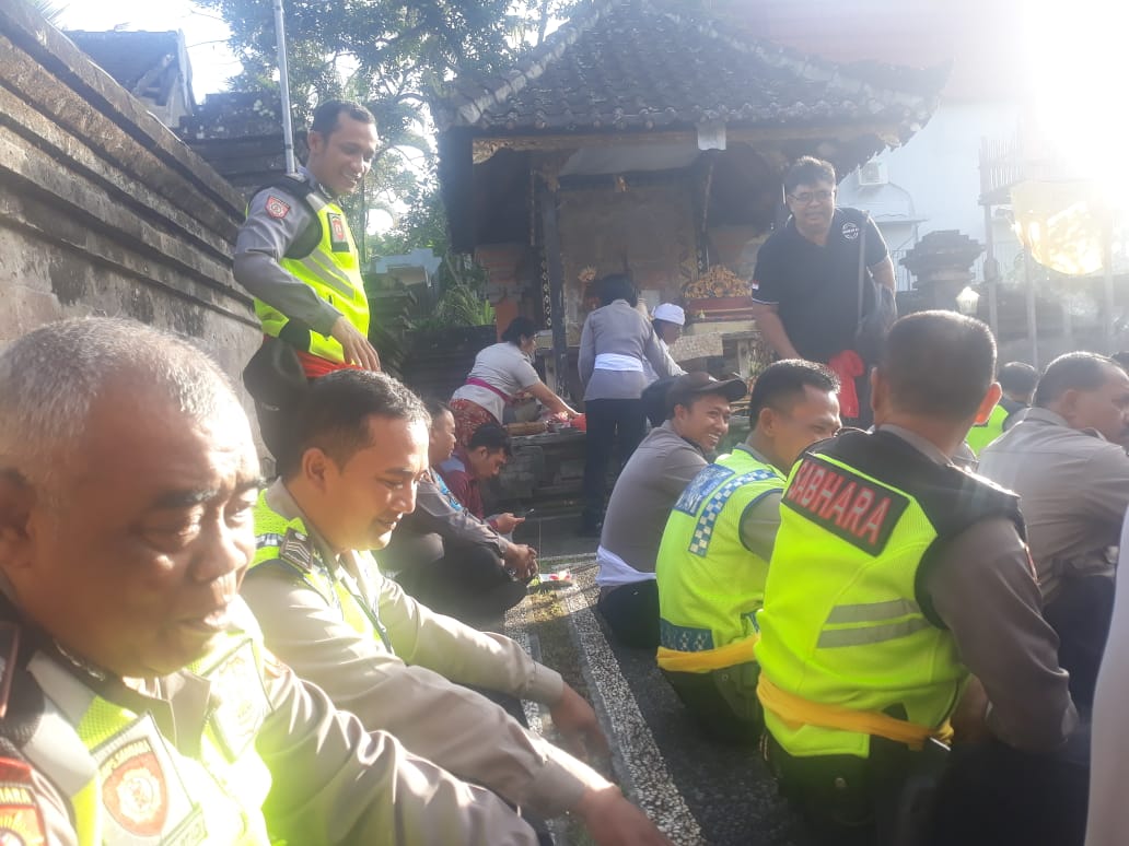 PolsekUbud's tweet photo. Penguatan iman dan spiritual personil Polsek Ubud dalam mendukung Zone Integritas mewujudkan wilayah bebas korupsi dan wilayah birokrasi bersih melayani Polres Gianyar Polda Bali dengan persembahyangan dipura Batur Sari Peliatan Ubud Bali. https://t.co/UHctUlkTnm