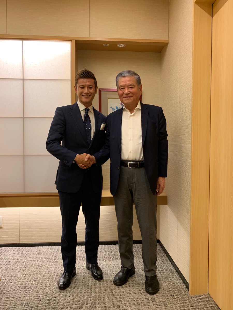 川淵三郎 日本トップリーグ連携機構会長 今日は播戸選手と楽しく会食 迷いがあったようだけど現役引退を決意した様子 顔といい体型といい暴れん坊播戸選手の若い頃そのまま ちょっぴり寂しいけど仕方ないか これからの活躍に期待しよう T