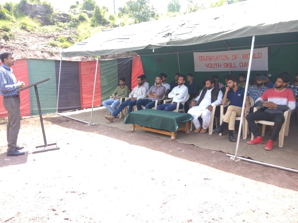 Whiteknight_IA's tweet photo. Lectures on #WorldYouthSkillDay conducted by #IndianArmy at vill Phardala &amp; YC, Palma, #Rajouri, youth from nearby villages also attended. Coordinator of #NationalSkillDevelopmentCouncil delivered lecture on various programs &amp; procedures to avail the benefit #ArmyForYouth @adgpi https://t.co/d1SswqwikF