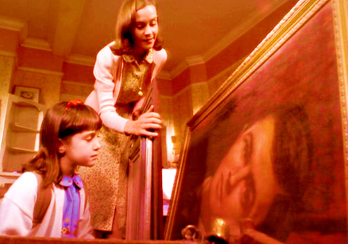 FilmEasterEggs's tweet photo. In 'Matilda' (1996), The picture of Miss Honey's father, Magnus, is actually a portrait of Roald Dahl, the author of the book

(via u/kingsupreeth97) https://t.co/QnBDYokvkI
