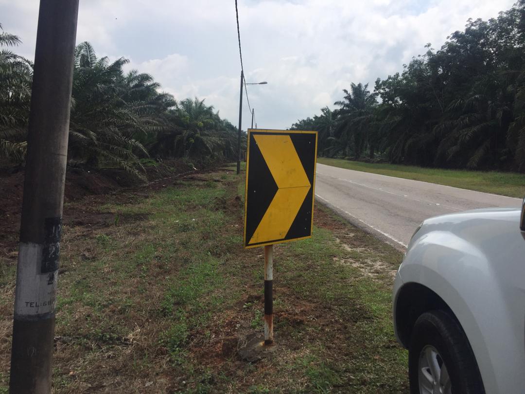 teto_eng_sb's tweet photo. Kerja-kerja penyenggaraan signboard senget di laluan J238 Jalan Pekan Nenas - Tg Piai, Pontian @jkrpontian
Pengguna jalan raya disarankan berhati-hati ketika memandu
#tetocare #tetoengineering https://t.co/EN6tqjGKTv