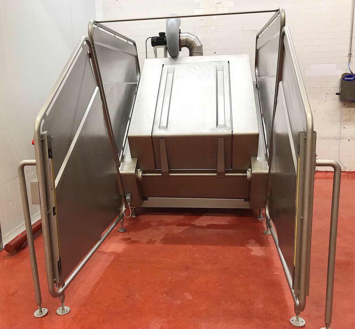 Fabretall's tweet photo. 3,2,1... y en marcha EMPIEZA EL ESPECTACULO..!!!👏👏👏😉😉😉 Maquinaria para el lavado de carros cutter para la industria alimentaria . #lavado #limpieza #alimentaria #carnicas #embutidos #foodtechbcn #foodtech #carniques #instagramers #washing #marketing #meatattraction https://t.co/bvyNEwpige