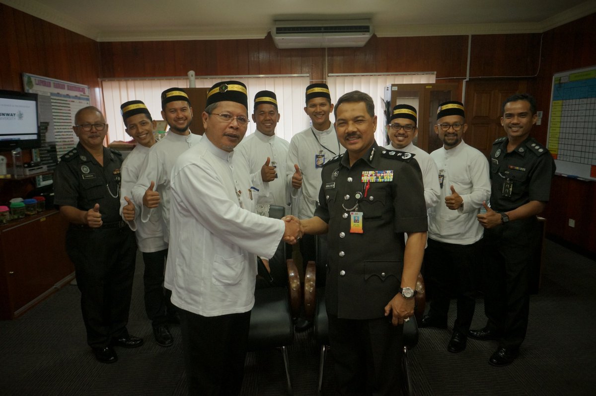 RPWPOFFICIALS's tweet photo. What  a beautiful moment. Such a fruitful discussion. Sampai berkali2 saya bersalaman dgn Tn Pengarah yg ramah ni sblm pulang. Naik segan bila beliau iringi kami pulang sampai ke kereta. https://t.co/AAvVRMzQc9