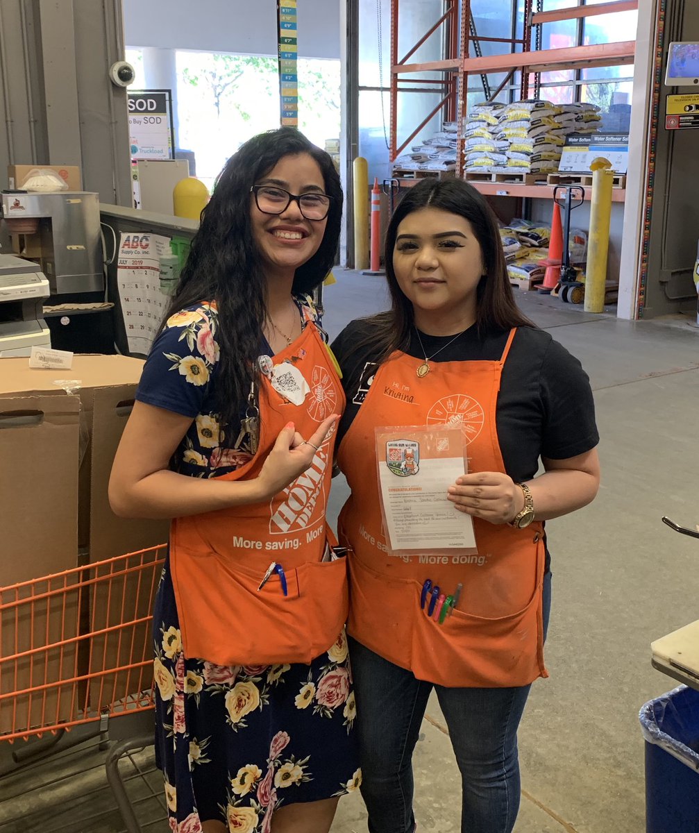 CintronLoi's tweet photo. Had to recognize this girl right here ! Kristinaaaa ! Killing it with excellent customer service πππΌ keep it up girlπ§‘π§‘ #store6669 #antelopeproud https://t.co/1YYJgzyfjj