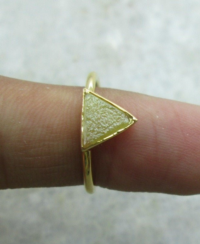 yunijewels's tweet photo. Natural Raw Rough Triangle Diamond Slice Ring in 14K Solid Yellow Gold #etsy #jewelry #ring #diamondring #diamondslice #rawdiamond #EtsySocial #sale #rosecutdiamond #fashion #shopmycloset #onlineshopping #SmallBusinesses #shopsmall #oneofakind #minimalist https://t.co/4yubMjALWQ https://t.co/1GsLsYZTiF