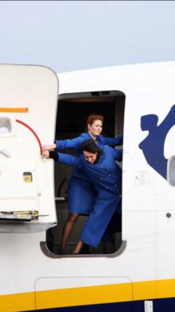 ServiceRyanair's tweet image. Fantastic work by Aoibheann and Caoilfhoinn, nice to see them venting the cabin whilst taxiing to the active runway.