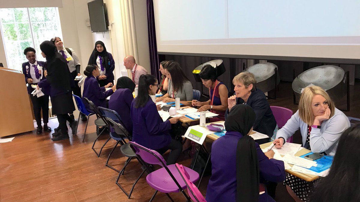 wrhs1118_CEIAG's tweet image. The @ForOurFutures enterprise challenge for year 9 is heating up! #DeepLearningDay 

💷💳⏳🏆