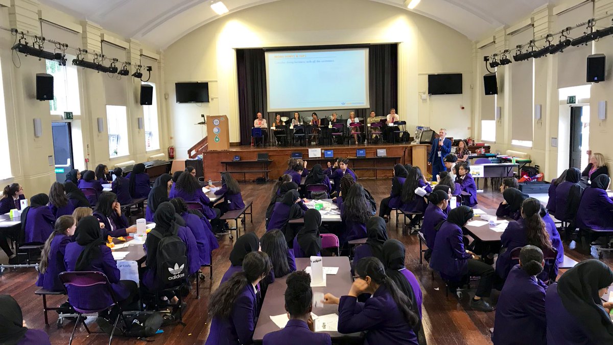 wrhs1118_CEIAG's tweet image. The @ForOurFutures enterprise challenge for year 9 is heating up! #DeepLearningDay 

💷💳⏳🏆