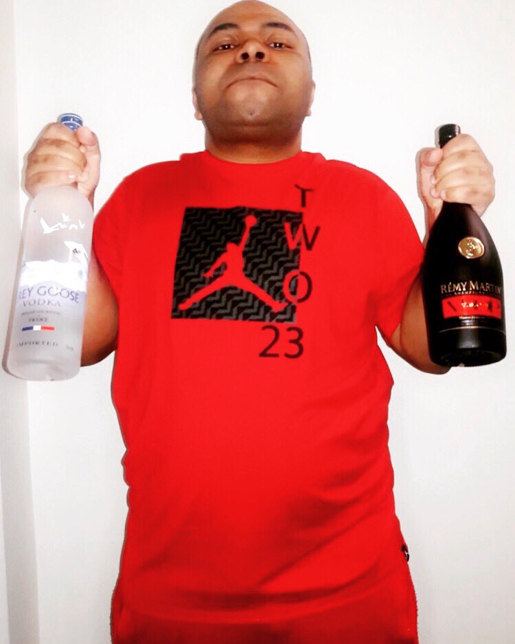 MoneyGameSports's tweet photo. #AWAL #CEO #CFO #Executive #Boss @AwalCeo 🤩 @Jumpman23 🤩 #ballin 🏀 #business #time 🎬 #moneygang 🤑 #poppin #bottles🍾 @remymartinUS @GreyGoose #money 💵 #bag 💰 @MoneyGAME_TMG 💰 #recordlabel 🎧 #Chicago 💸
#awalceo #moneygamesports #MichaelJordan #RemyMartin #GreyGoose https://t.co/JNgEDIoeJq