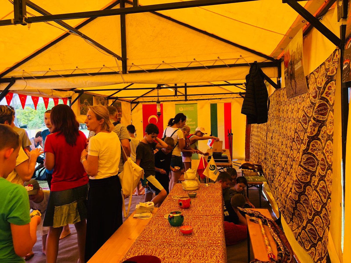 yeemacaristan's tweet photo. 7 gün sürecek ‘Uluslararası #BabelSound Festivali’ başladı. #Budapeşte #YunusEmreEnstitüsü iki yıldır bu etkinlikte yerini alıyor. #Türk kültürüne olan ilgi her geçen gün artmakta. #Macaristan genelinden katılımcılar Türk çadırına yoğun ilgi gösteriyor. https://t.co/kYnYz7froW