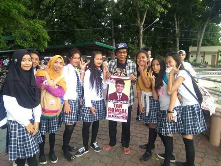 cyris_rose's tweet photo. Ito nga pala kanina si lolo sa plaza, namimigay ng libreng sim as long as iboboto nyo yung idol nyang si Tan,wala po silang koneksyon ni tan, supporter lang po si lolo na amaze lang kami sobrang ma effort ni lolo. 

photo credts: Sharen Hadjinor (fb) https://t.co/2nBotIZkpU