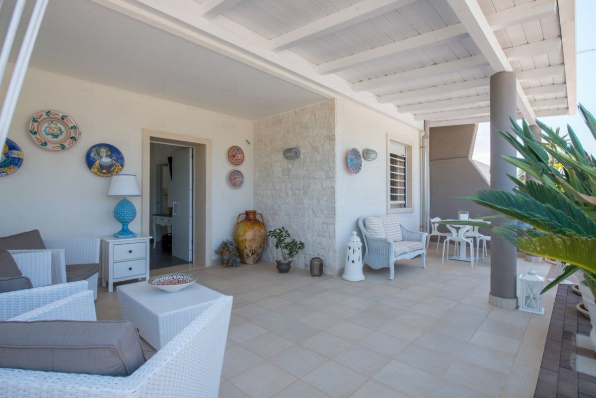 Elegantly designed villa located in a secure complex in close proximity to the Capitolo beach area of Monopoli.
This charming residence offers a private pool, lush green Mediterranean gardens and sleeps up to 4 people. 

bit.ly/2JAY8Mb
#helloapulia #weareinpuglia #villa