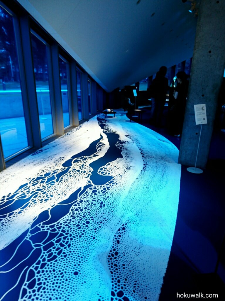 hokuwalk's tweet photo. 【記事更新】デンマーク語で「海」を意味するロイヤル コペンハーゲンの新コレクション「#HAV＜ハウ＞」に迫る！https://t.co/pUy4SR5ZV9 
六本木で開催された展示イベントの会場の模様と新コレクションについてお届け！#北欧 #デンマーク #デザイン #ロイヤルコペンハーゲン #イベント #KiBiSi https://t.co/u4QQisIWS1