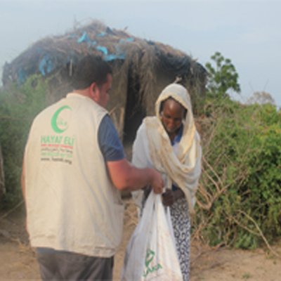 Kurban Vekaletlerinizi telefon ile alıyor, kurban CD'si isteyen kurban sahiplerine kurbanının kesildiği CD'yi adresine gönderiyoruz. Vereceğiniz Kurban vekaletleri ile Kurbanınızı kesiyor ihtiyaç sahiplerine et olarak ulaştırıyoruz.  hayateli.org.tr #Kurban #Zekat #Sadaka