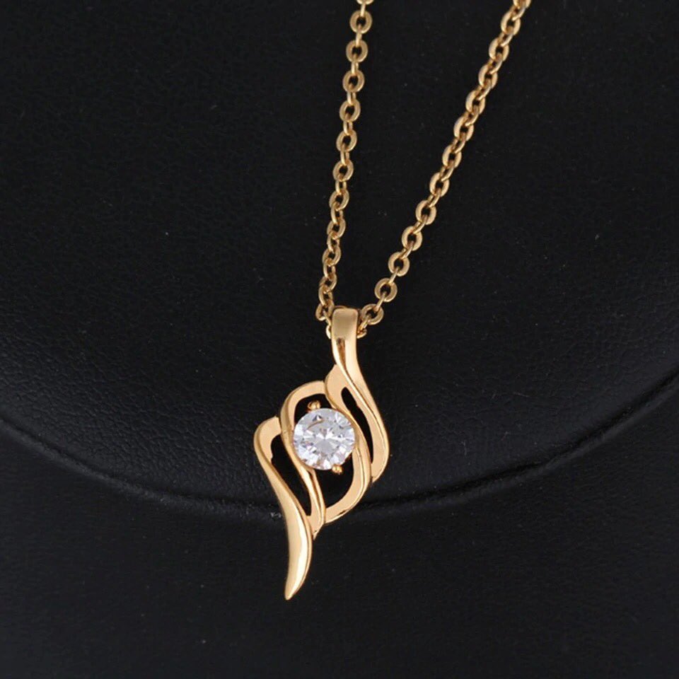 Female Gold plated steel Necklace with stoneThe perfect gift to a loved one.An everyday necklace you will love None tarnish. Comes in a box Price: 3,000Pls send a Dm to order  #wizkid29  #Wizkidday  #BBNaijia