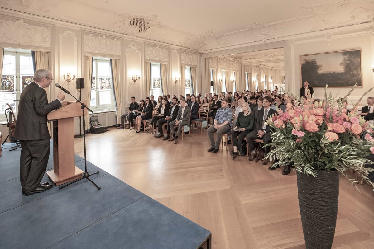 Regierungsrätin <a href="/jacquelinefehr/">Jacqueline Fehr</a> gratuliert: 32 KV-Lernende der Juventus Wirtschaftsschule haben ihr eidg. Fähigkeitszeugnis in Empfang genommen. Die Erfolgsquote der Lernenden liegt bei rekordhohen 94%. juventus.ch
#bildung #weiterbildung <a href="/JuventusSchulen/">Juventus Schulen</a> <a href="/StephanOgg/">Stephan Ogg</a>