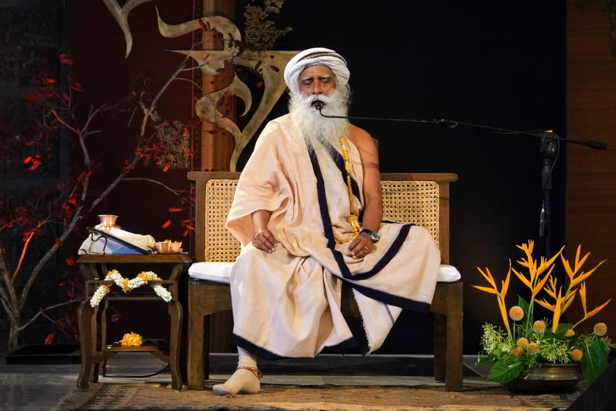 ishafoundation's tweet photo. The "lap of fire" continued to burn as the second day of #IntheLapoftheMaster progressed.#CelebrateYourGuru @SadhguruJV https://t.co/5SB4edvTIj