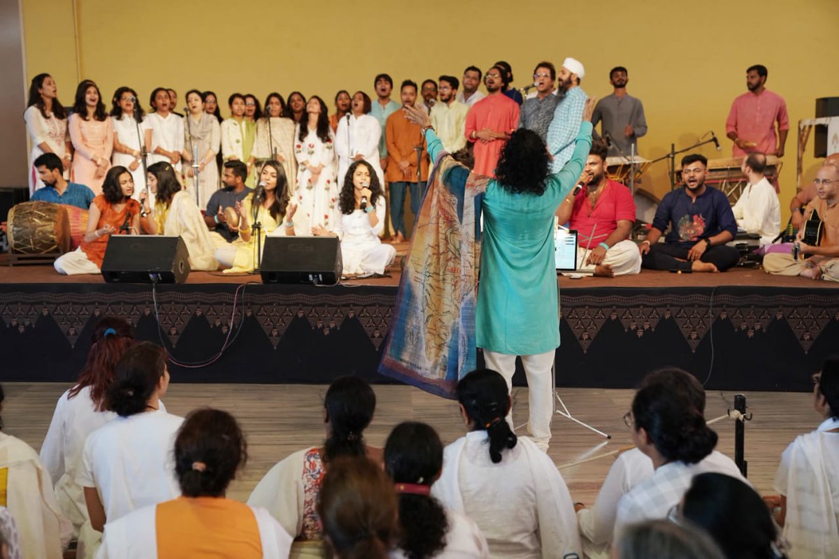 ishafoundation's tweet photo. The conversation which began so casually got very intense with peaks of spiritual insight and valleys of humor that gave the audience plenty to enjoy, think or laugh about. #IntheLapoftheMaster #CelebrateYourGuru @itsanandneel @SadhguruJV https://t.co/QLvviGBbwi