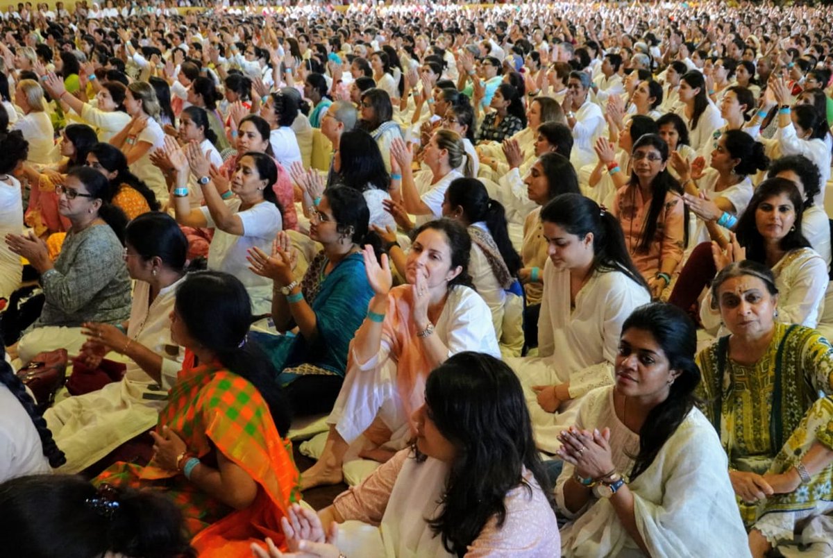 ishafoundation's tweet photo. The closing session was very emotional as devotees who had got very comfortable on the master's lap had to bid adieu on this short yet intimate journey. #IntheLapoftheMaster #CelebrateYourGuru @SadhguruJV https://t.co/URC8mT6GkH