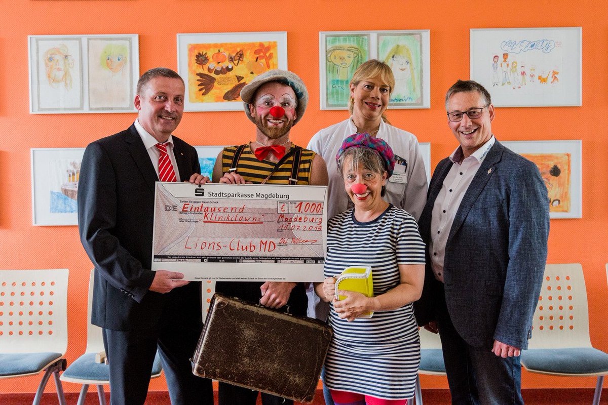 DieMDNews's tweet photo. Der Lionsclub Magdeburg übergibt den Magdeburger Klinikclowns eine Spende von 1000 Euro.

https://t.co/RJq84IQDnW https://t.co/ImrcrLKfNR