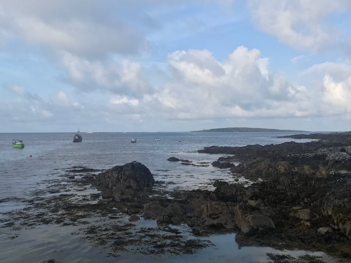 IrisAniar's tweet image. Tá Oileáin Mhic Dara breá ciúin faoi láthair ach beidh na sluaite ag tarraingt uirthi ar ball d’Fhéile Mhic Dara. Beidh muid beo ó 9.15. Bí linn! #cultúr #oidhreacht #báid p