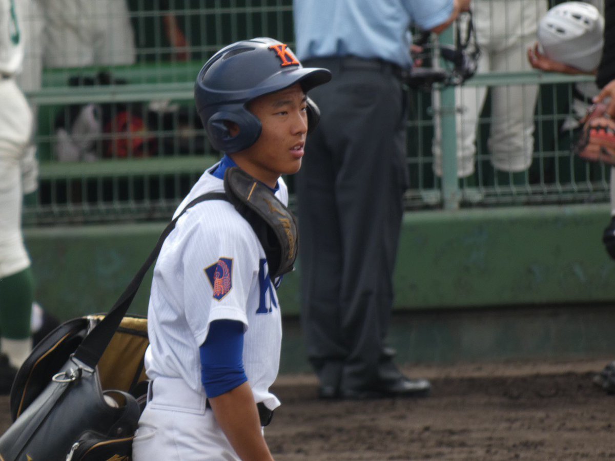 宇野
持ち前の明るさとキャラクターでみんなから愛され、試合では人間力が光る活躍が非常に印象的でした。
1年時から考えて、3年間で非常によく成長を遂げた選手の1人です。
この夏はボールボーイとしてチームに貢献してくれました。
君ならどこへいっても、みんなから愛されるでしょう。
ありがとう。