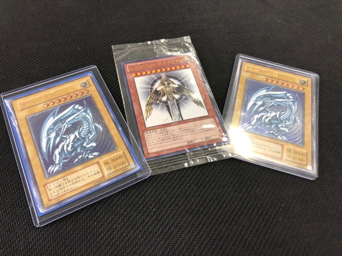 magi_cards's tweet photo. 🍹夏の #遊戯王 RTキャンペーン🍹

抽選で3名様に画像の
・青眼の白龍レリーフ2枚(1枚美品)
・未開封ホルアクティ(相場約10万🤭)
のどれか1枚が当たります！

【応募方法】
1️⃣@magi_cards をフォロー
2️⃣この投稿をRT
するだけ！

期限は7/31(水)23:59まで！ https://t.co/CKnRNh8UGI