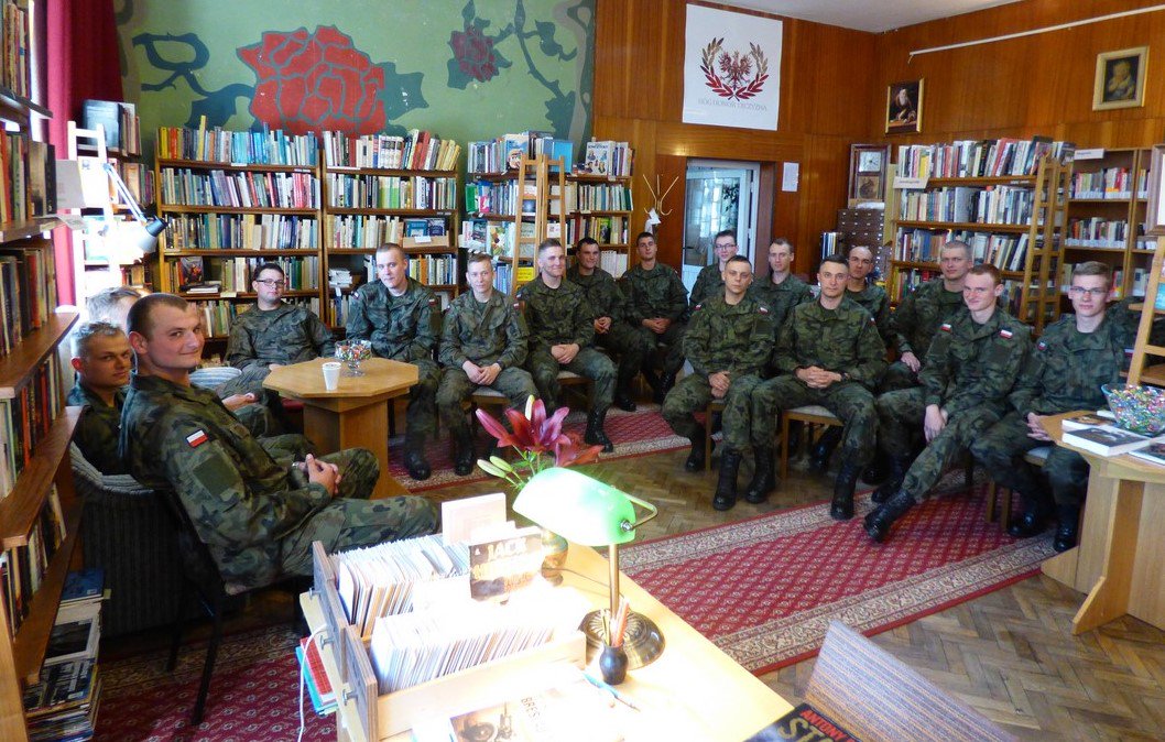 MON_GOV_PL's tweet image. Studenci #LegiaAkademicka nie tylko ćwiczą na poligonie, ale również spotykają się m. in. w bibliotece Klubu Wojskowego #7BOW 📕📚📖 Żołnierze dyskutowali o współczesnym rynku wydawniczym, jego trendach i bestsellerach najnowszej literatury wojskowej i historycznej.
