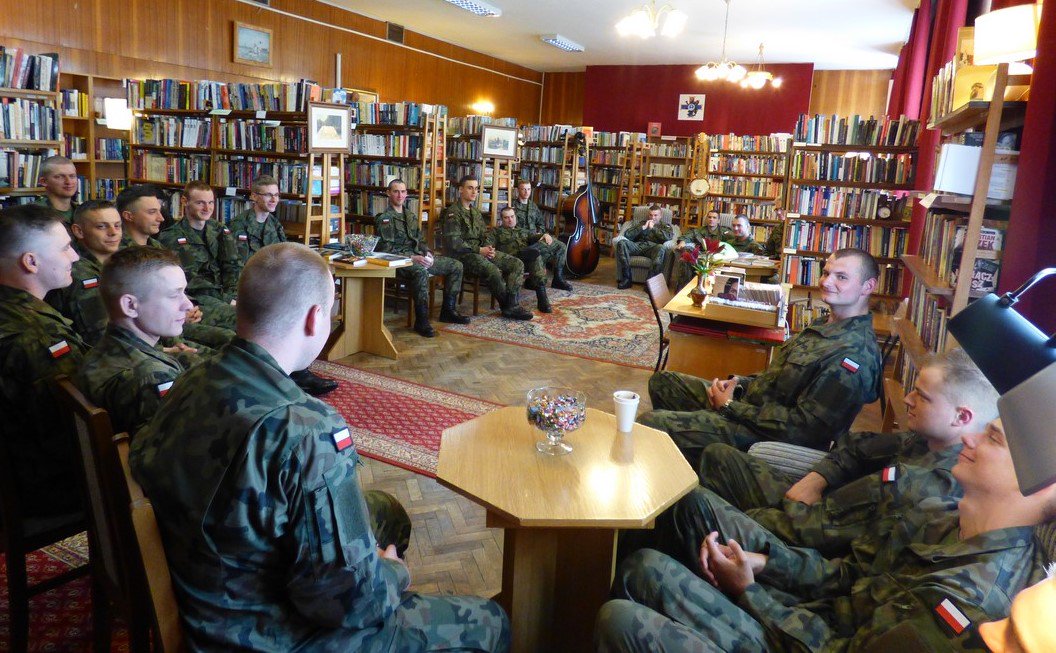 MON_GOV_PL's tweet image. Studenci #LegiaAkademicka nie tylko ćwiczą na poligonie, ale również spotykają się m. in. w bibliotece Klubu Wojskowego #7BOW 📕📚📖 Żołnierze dyskutowali o współczesnym rynku wydawniczym, jego trendach i bestsellerach najnowszej literatury wojskowej i historycznej.