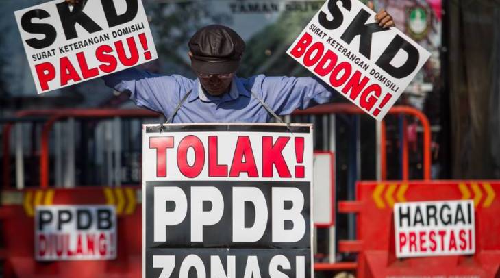 beritaKBR's tweet photo. Bermasalah, Koalisi Minta Zonasi Penerimaan Murid Baru Disetop https://t.co/CVrB37nYnK
Apakah kebijakan zonasi ini bagikan 'bencana"?
Menurut Anda?
#Zonasi #ppdb2019 @Kemdikbud_RI https://t.co/RE0sgi6rqg