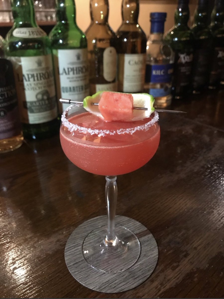 中野 バー イリュージョン Twitterissa 夏のカクテルとしてスイカのソルティドッグは定番となりましたが 今回はアレンジでテキーラベースの スイカマルガリータをお作りしました ソルティドッグとはまた違ったテイストのすっきりさと甘さをお楽しみ頂ける1杯で