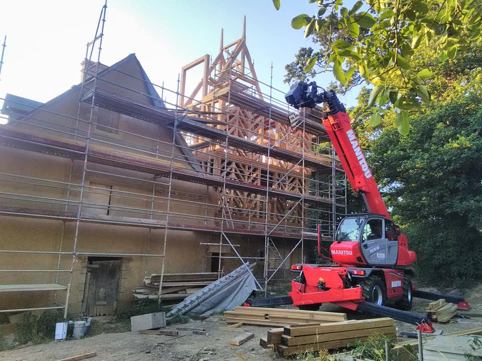 Les travaux progressent au sein du #manoir du #Boberil à l'#Hermitage (35131) 😍. Le plus ancien manoir de #Bretagne datant de la première moitié du XIVème siècle (1335) voit sa façade habillée d'un magnifique #pandebois réalisé par les <a href="/AP_Perrault/">ATELIERS PERRAULT</a>.
#charpente #savoirfaire