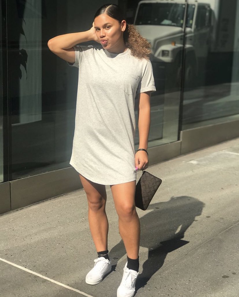 veroslittlelove's tweet photo. My name is Veronica Cruz. I am a incoming business major from New Jersey! I’m excited to meet you all! 💙❤️#MOTMLastDayofSummer #WhoDatBe https://t.co/X8ECzTuDsX
