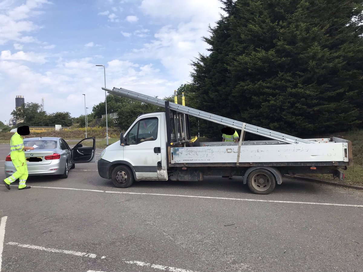 HumberbeatRoads's tweet image. 20% overweight, cracked windscreen, insecure load, rip in the tyre wall, broken dropside, no insurance and a disqualified driver! Vehicle prohibited and seized. Driver reported to court #832
#insecureload