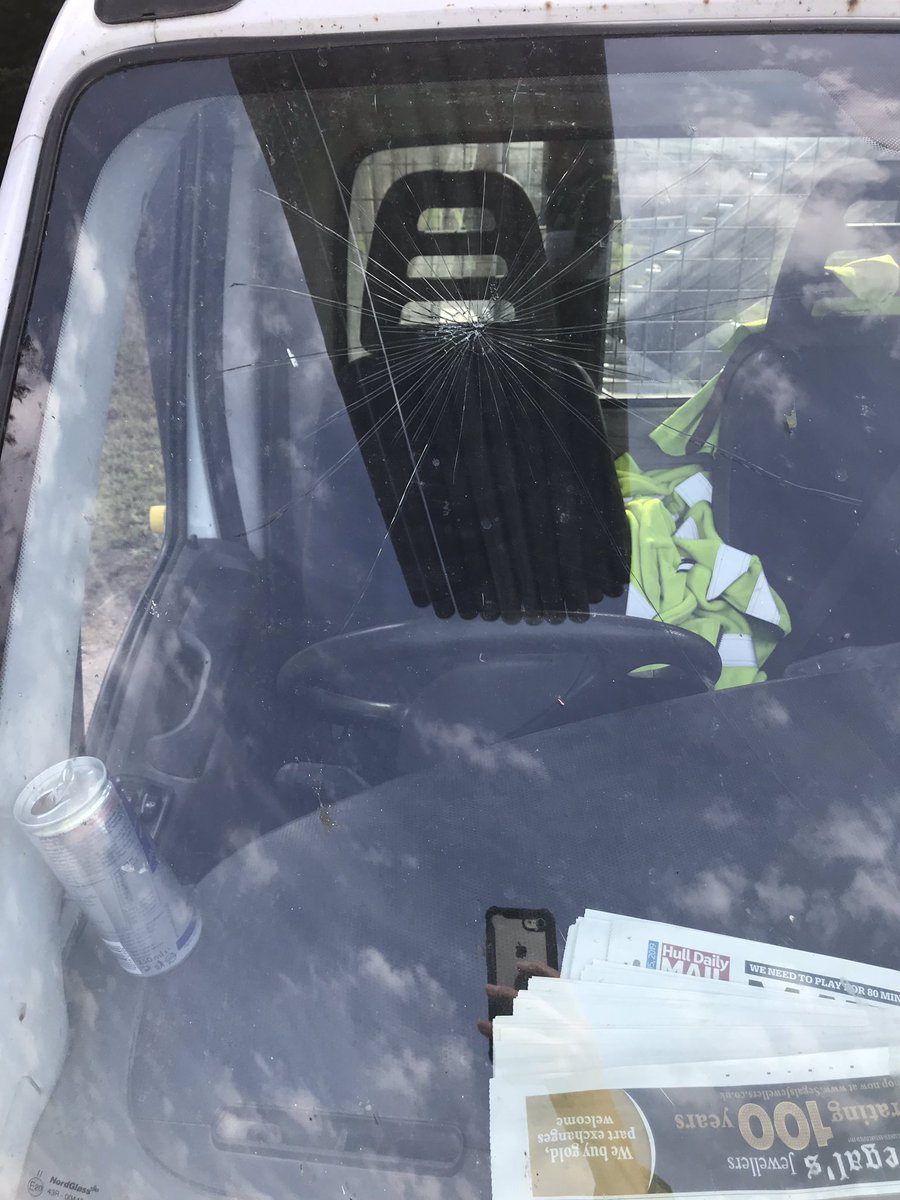 HumberbeatRoads's tweet image. 20% overweight, cracked windscreen, insecure load, rip in the tyre wall, broken dropside, no insurance and a disqualified driver! Vehicle prohibited and seized. Driver reported to court #832
#insecureload