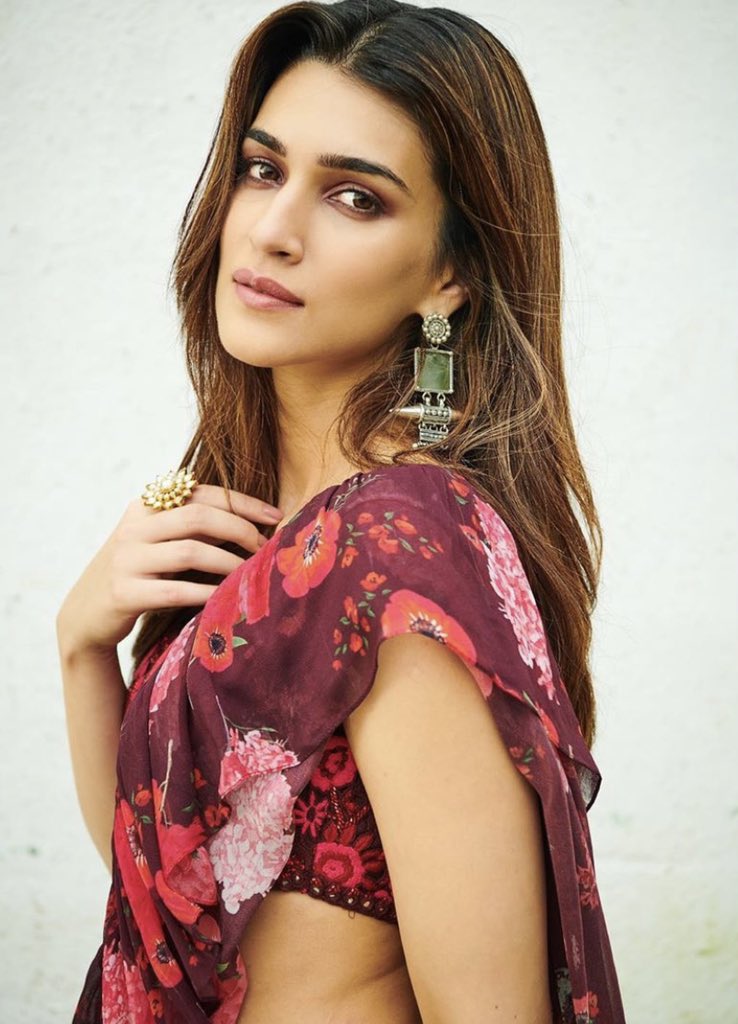 IIFA on Twitter: "Just another day, just another picture of @kritisanon  dazzling in a saree!… "