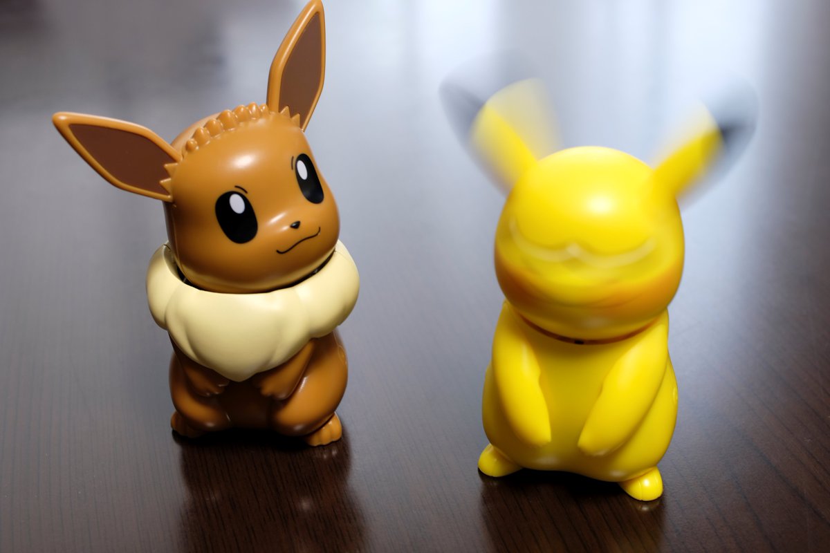 電燈石輝 まずハロピカがいやいやで変顔 ちょっと三つ目みたいです 次にハロブイがいやいやでちょっと怒っているみたいな変顔 そして2匹でいやいやでまたなんともいえない変顔の写真が撮れました イーブイ ピカチュウ ハロブイ ハロピカ 変顔