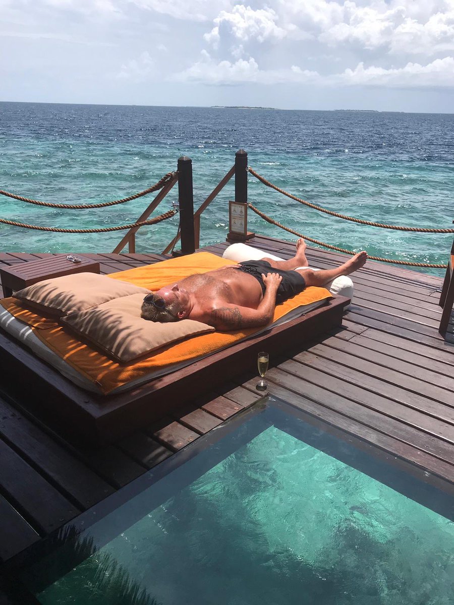 ebomc's tweet photo. Nice drink of fizz for breakie then jacuzzi followed by spot of snorkelling #lovinglife #timetogetdrunkintheMaldives https://t.co/ibJJOwD2B6