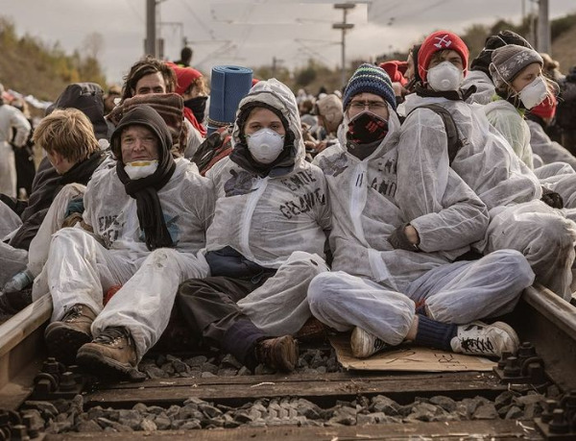 EntrepueblosV's tweet photo. 📢Mesa redonda con activistas de #FridaysForFuture @climaccio @twitt_odg @RebelionMelilla y @350 para compartir principios comunes en la crisis ecológica y social
🗓️21/07 a las 19:30h en el Centro Social @cs_lamolinera 
#CrisisClimática #2020RebeliónPorElClima #savetheplanet https://t.co/zfm5HQmfM1