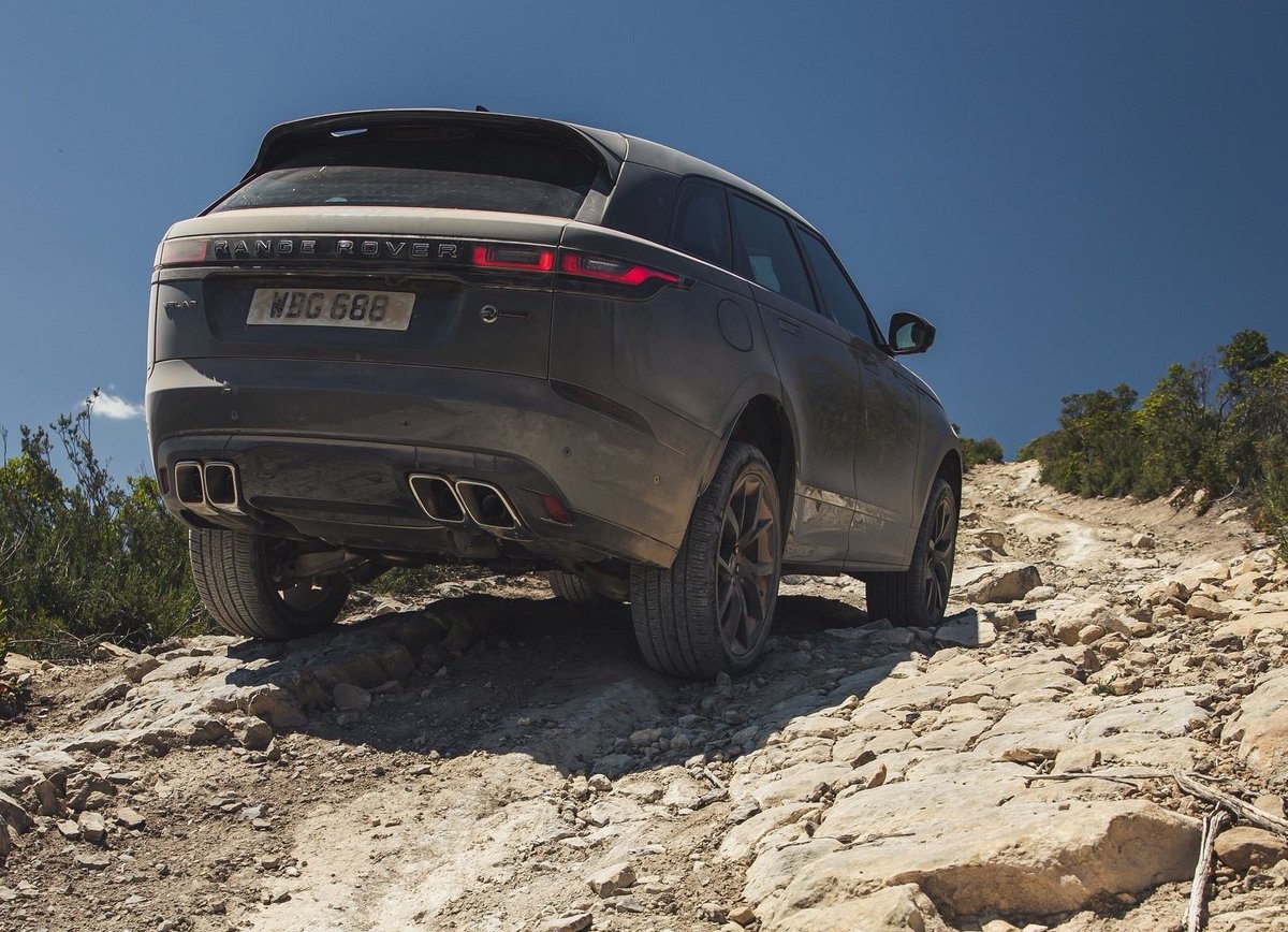 RealCarsSA1's tweet photo. Land Rover Range Rover Velar SVAutobiography Dynamic Edition, what a mouth full! 5 Liter Supercharged V8 that pushes out 410kW, 680Nm, 0-100km/h in 4.3 seconds all the way to a top speed of 273km/h.  
#LandRover #RangeRover #Velar #SV #Autobiography #DynamicEdition #V8 https://t.co/CWZIj5kG58