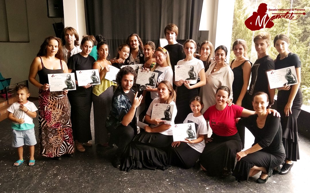 💃 Por segunda vez consecutiva, Antonio Fernández Montoya "Farru", llenó su curso de verano en la Escuela Internacional de Flamenco Manolete. Impartió dos niveles. En el nivel medio trabajó bulerías, mientras que en el avanzado tangos. 👇

…lainternacionaldeflamencomanolete.com/curso-de-veran…