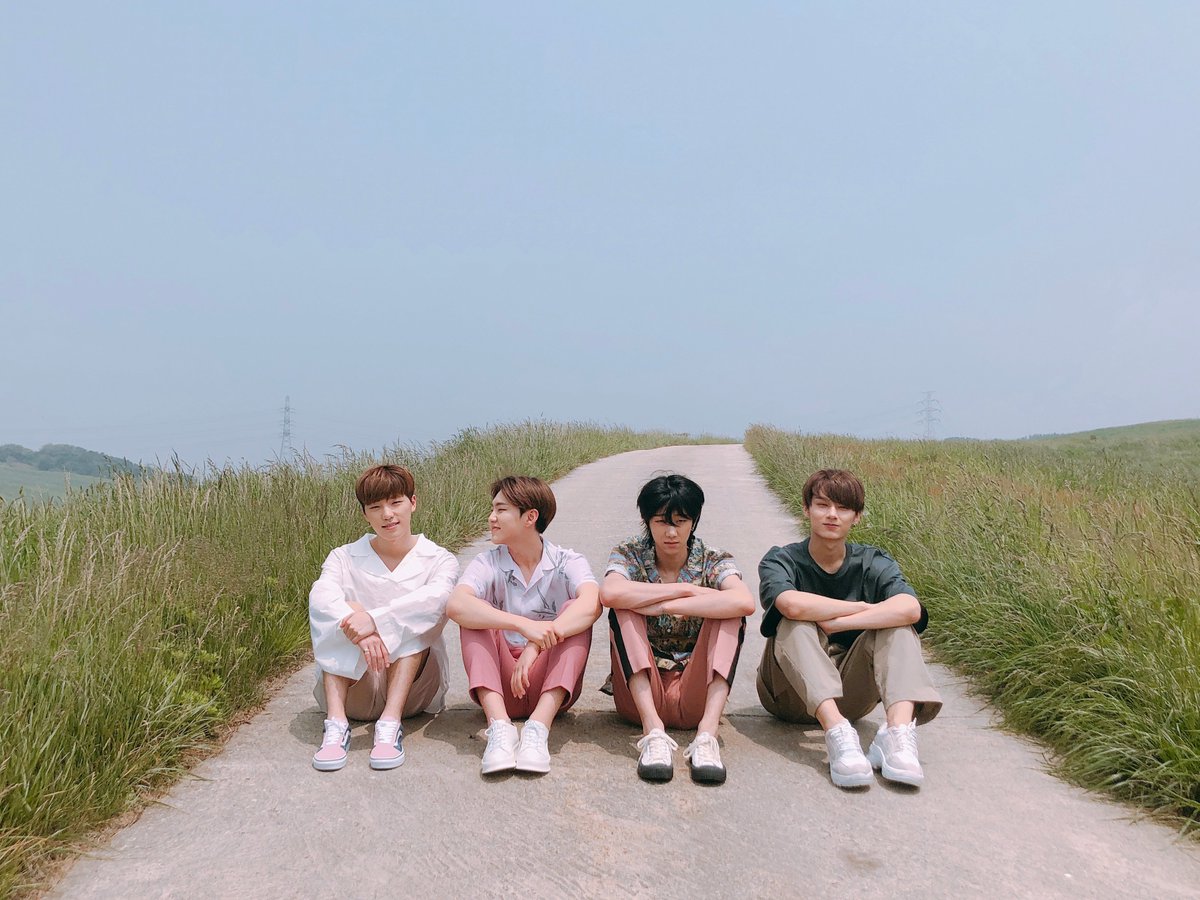 pledis_17's tweet photo. [17'S] 그 여름, 우리들의 추억🌻

#YOU_MAKE_MY_DAY
#캐럿과_세븐틴의_청춘 https://t.co/p1yFy5HKl7