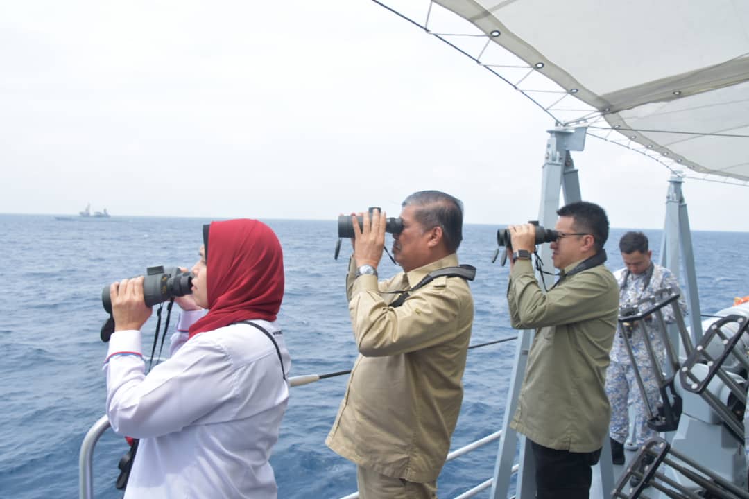 BZ #TLDM. Kejayaan penembakan Exocet MM40 Block II dari <a href="/kdkasturi25/">KD KASTURI 25</a> dan Sea Skua #Superlynx dalam #EksTamingSari 2019 di Perairan Laut China Selatan hari ni yg turut disaksikan Menteri Pertahanan <a href="/MSabu_Official/">Mohamad Sabu</a>
#kesiagaan
#NavyNews
#NavyPride