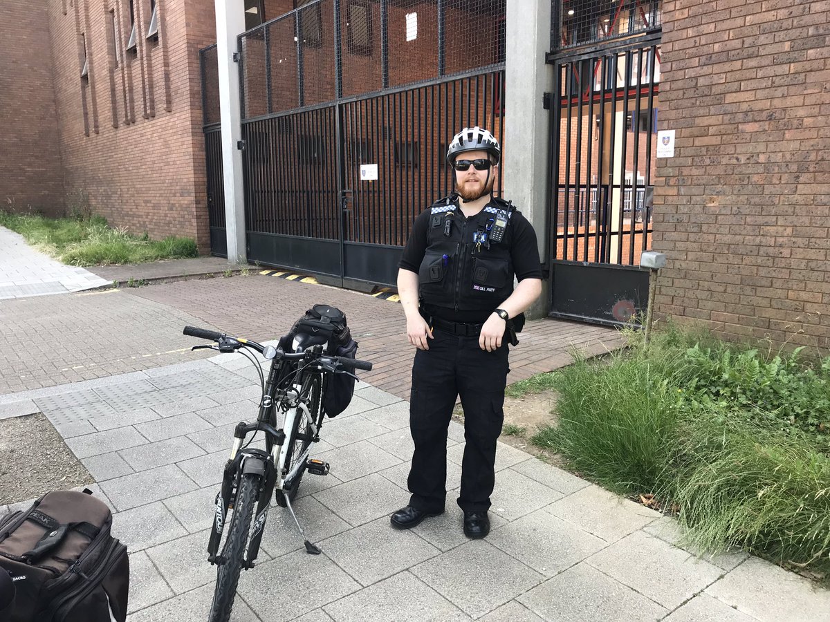 tvp_mk's tweet photo. PC Gill is with Bradwell &amp; Stantonbury #NHPT for a 2 week attachment so we’re introducing him to cycle patrols 👮🏼‍♂️🚲 #CycleCops #P0968 https://t.co/MoVrbgl6pz