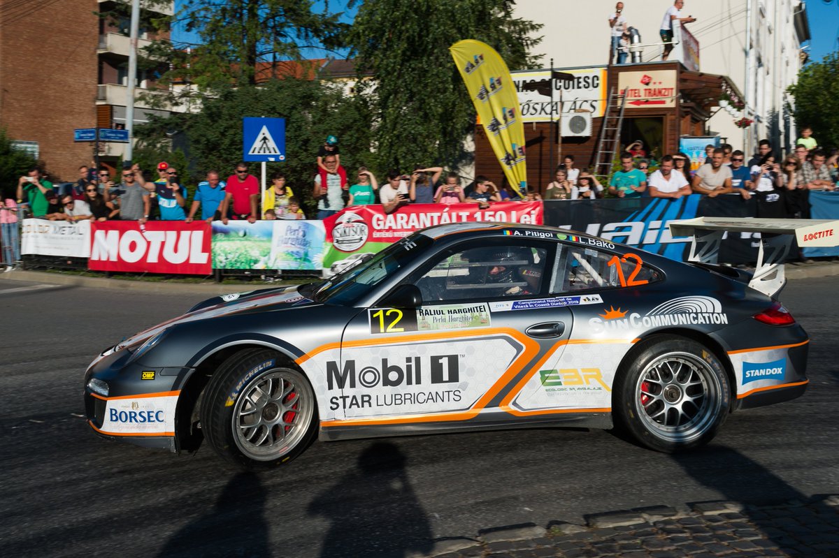 StarLubricants's tweet photo. Revenire spectaculoasă pentru Alexandru Pițigoi și Porsche în Campionatul Național de Raliuri.
 Locul 1 la clasa mașinilor cu propulsie și Locul 5 în clasamentul general open la Raliul Perla Harghitei.

 Felicitări echipei!
 🏆🥳
 #Mobil1 #StarLubricants #Porsche911 https://t.co/5siJQ5Yl37
