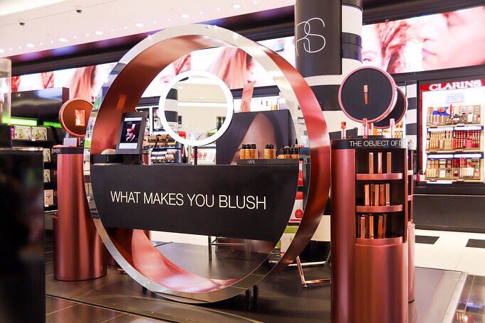 playretail's tweet photo. Bonjour! 🇫🇷 We took a trip to Paris to unveil our new #narsorgasm activation for @NARSCosmetics 💄 Our disruptive ‘O’ makeover station was at the heart of this pop-up and was a hit with shoppers at @Sephora Champs Elysees! 🎉 https://t.co/38vY5irjbQ