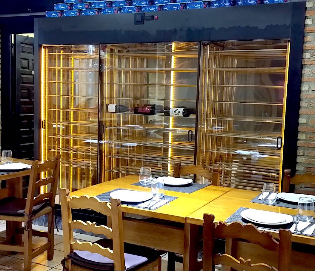 frihostel's tweet photo. Este verano Frihostel te ayuda a mantener tu bebidas más que helada ❄️

Nuestro cliente, Restaurante Mesón de Pepe situado en Vistalegre, ya tiene su nueva cava de vinos:
- A medida 📐
- Elegante ✨
- Eficaz ✔️ 

Pide tu cava de vinos personalizada. 
Contacta al : 968 93 66 55 https://t.co/I6VRQJrTCh